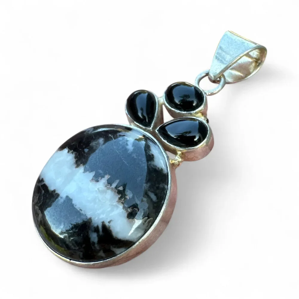 White Buffalo & Black Onyx Solid 925 Sterling Silver Pendant - Picture 2 of 4